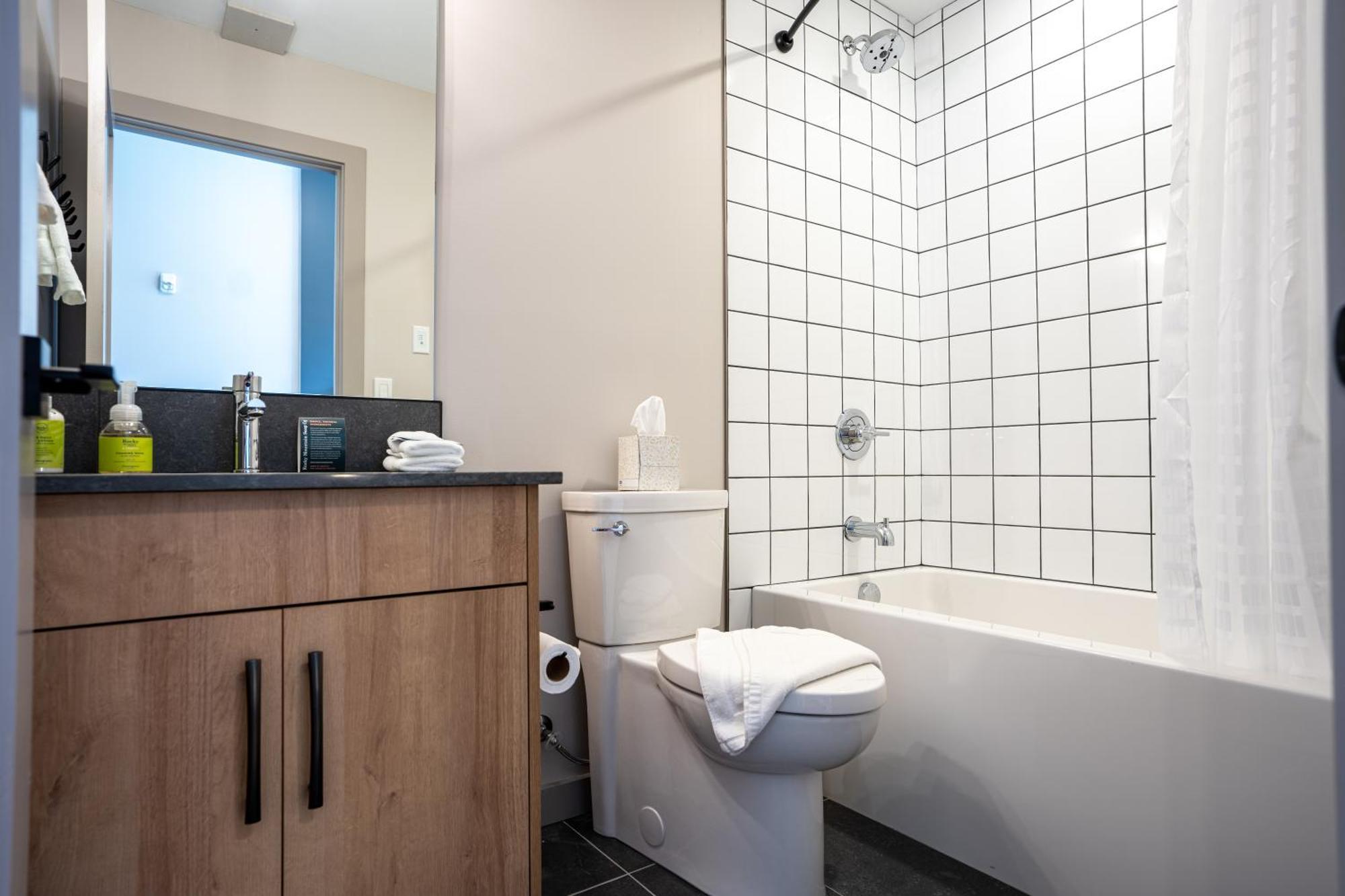 Basecamp Suites Ревелсток Экстерьер фото