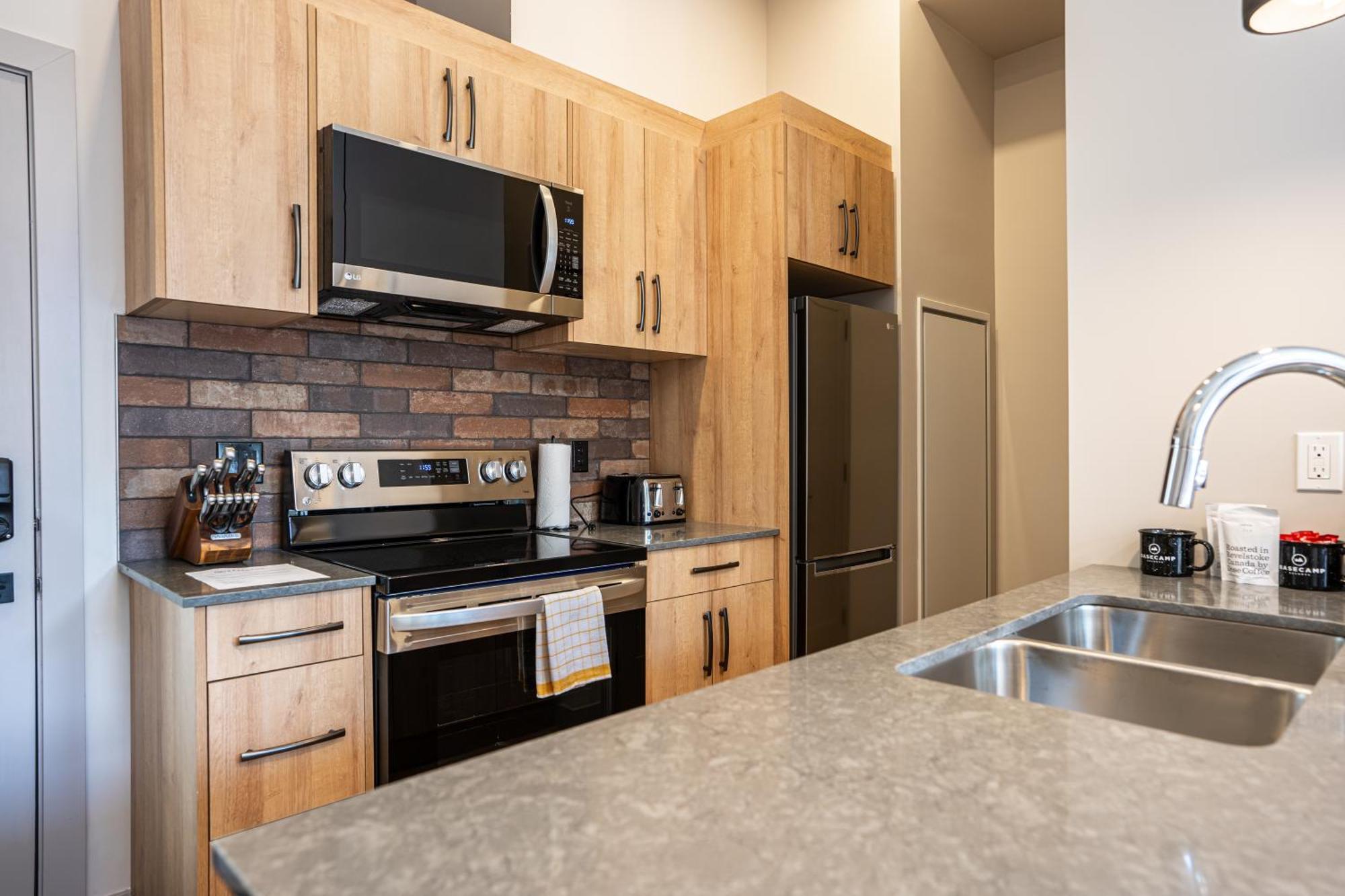 Basecamp Suites Ревелсток Экстерьер фото