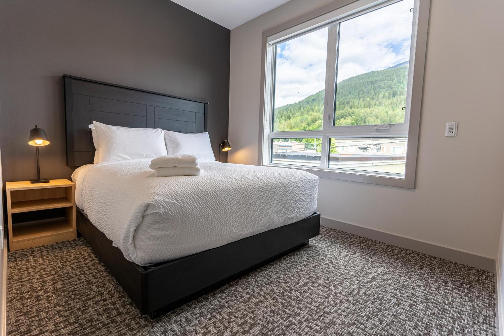 Basecamp Suites Ревелсток Экстерьер фото