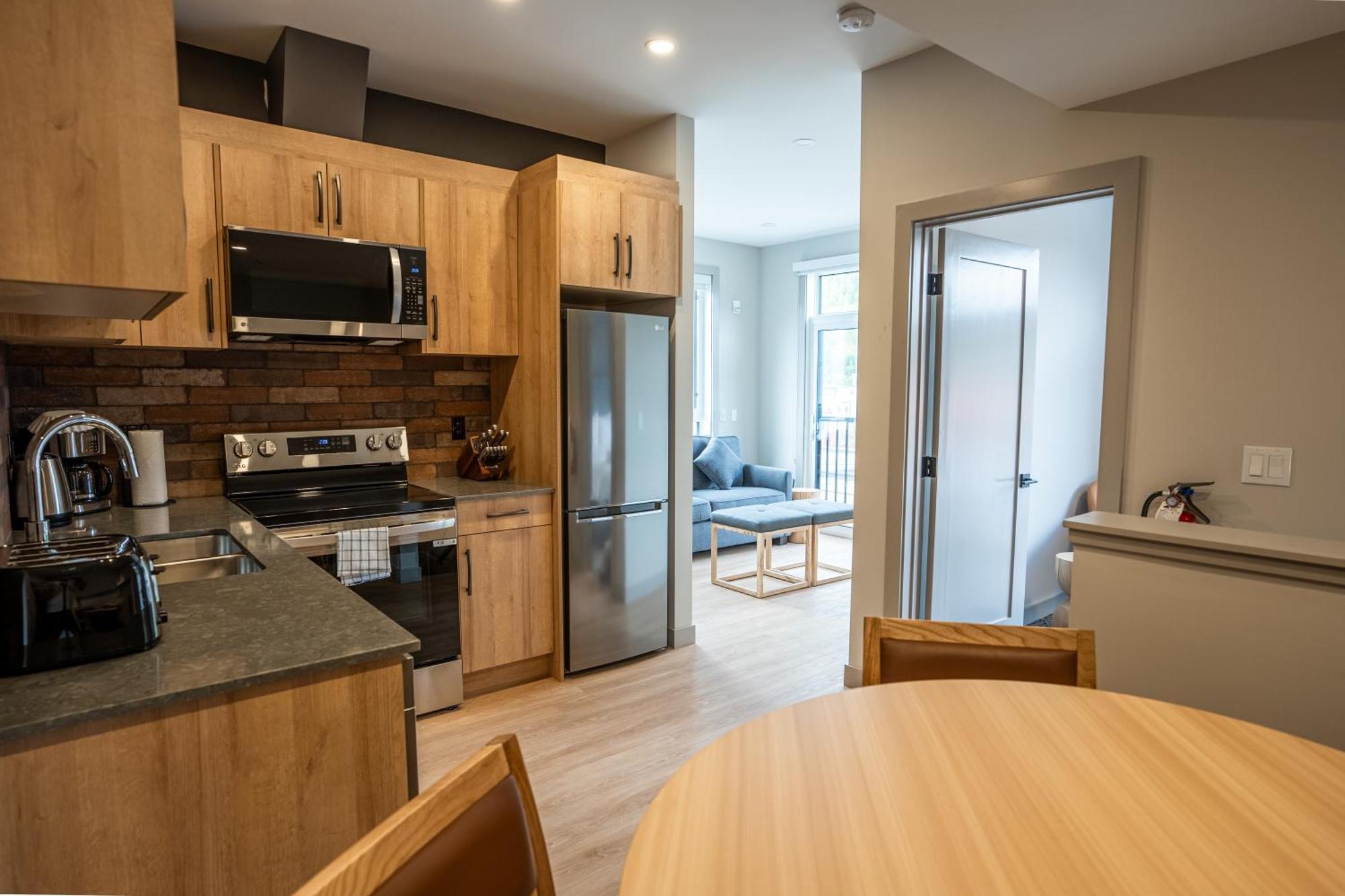 Basecamp Suites Ревелсток Экстерьер фото