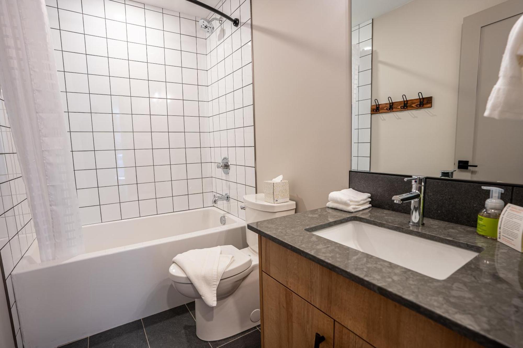 Basecamp Suites Ревелсток Экстерьер фото