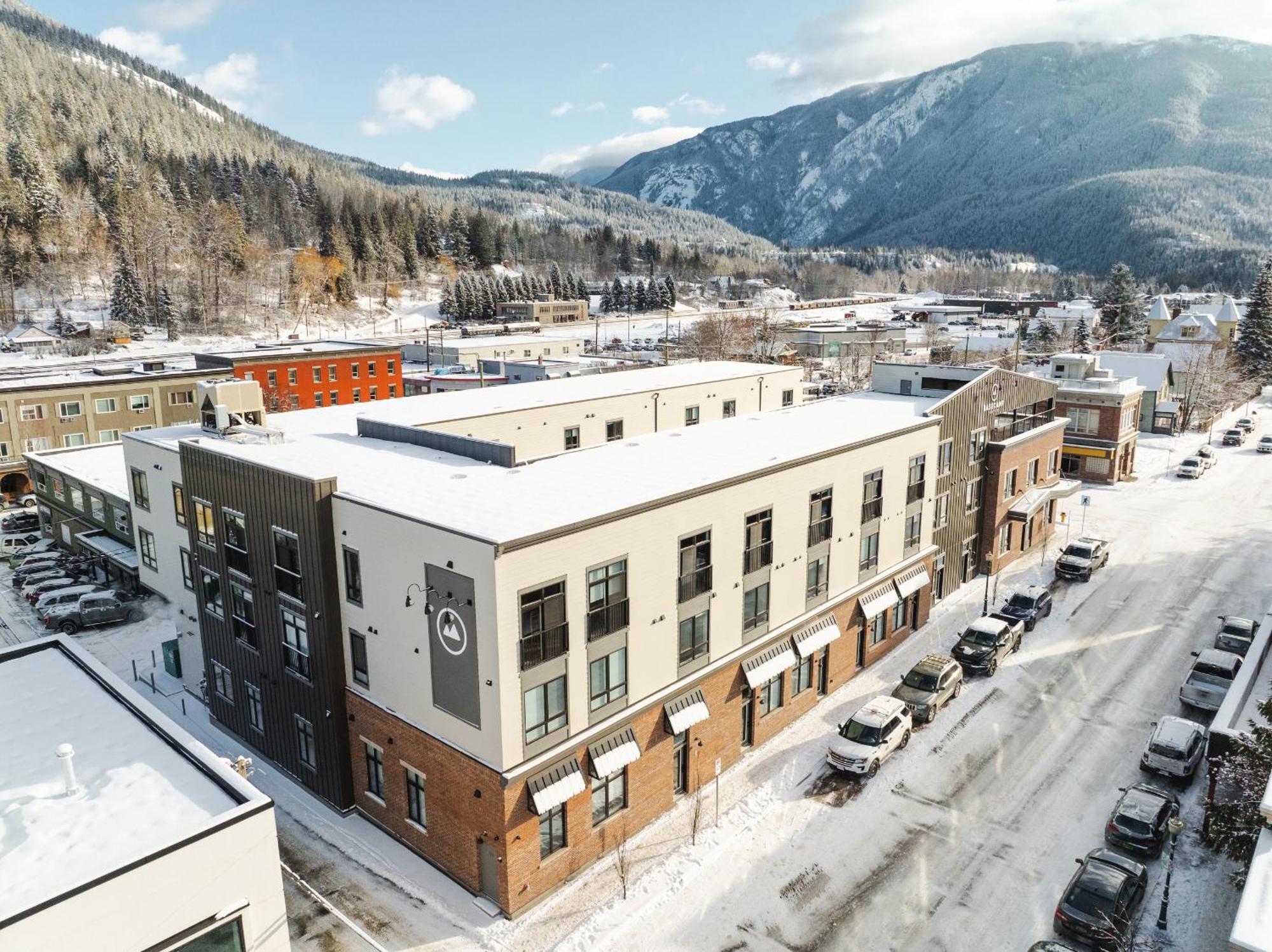 Basecamp Suites Ревелсток Экстерьер фото