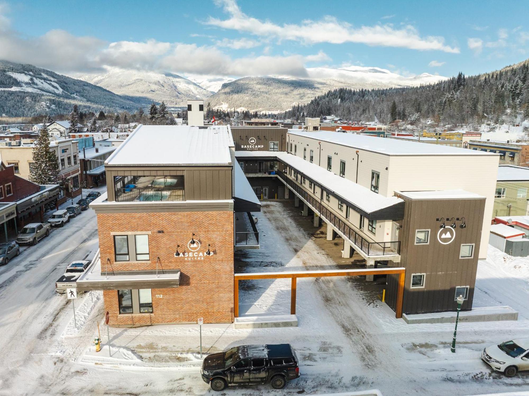 Basecamp Suites Ревелсток Экстерьер фото